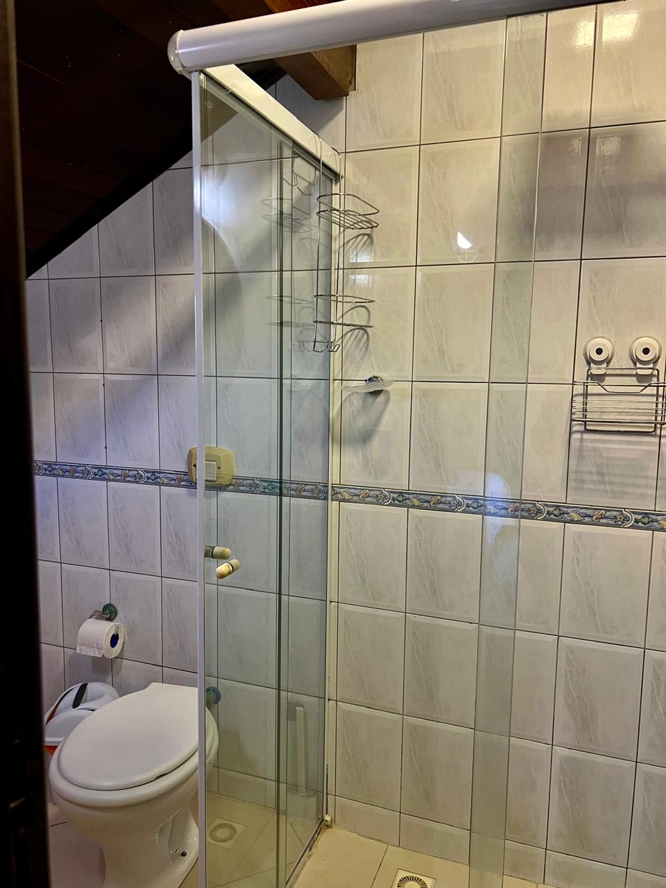 Banheiro com box de vidro