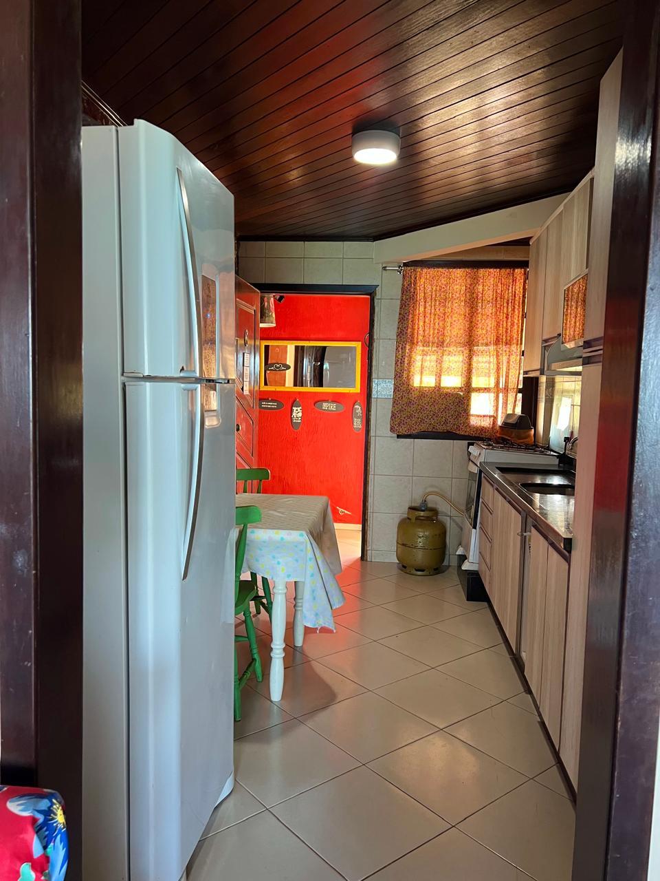 Cozinha equipada com geladeira e bancada