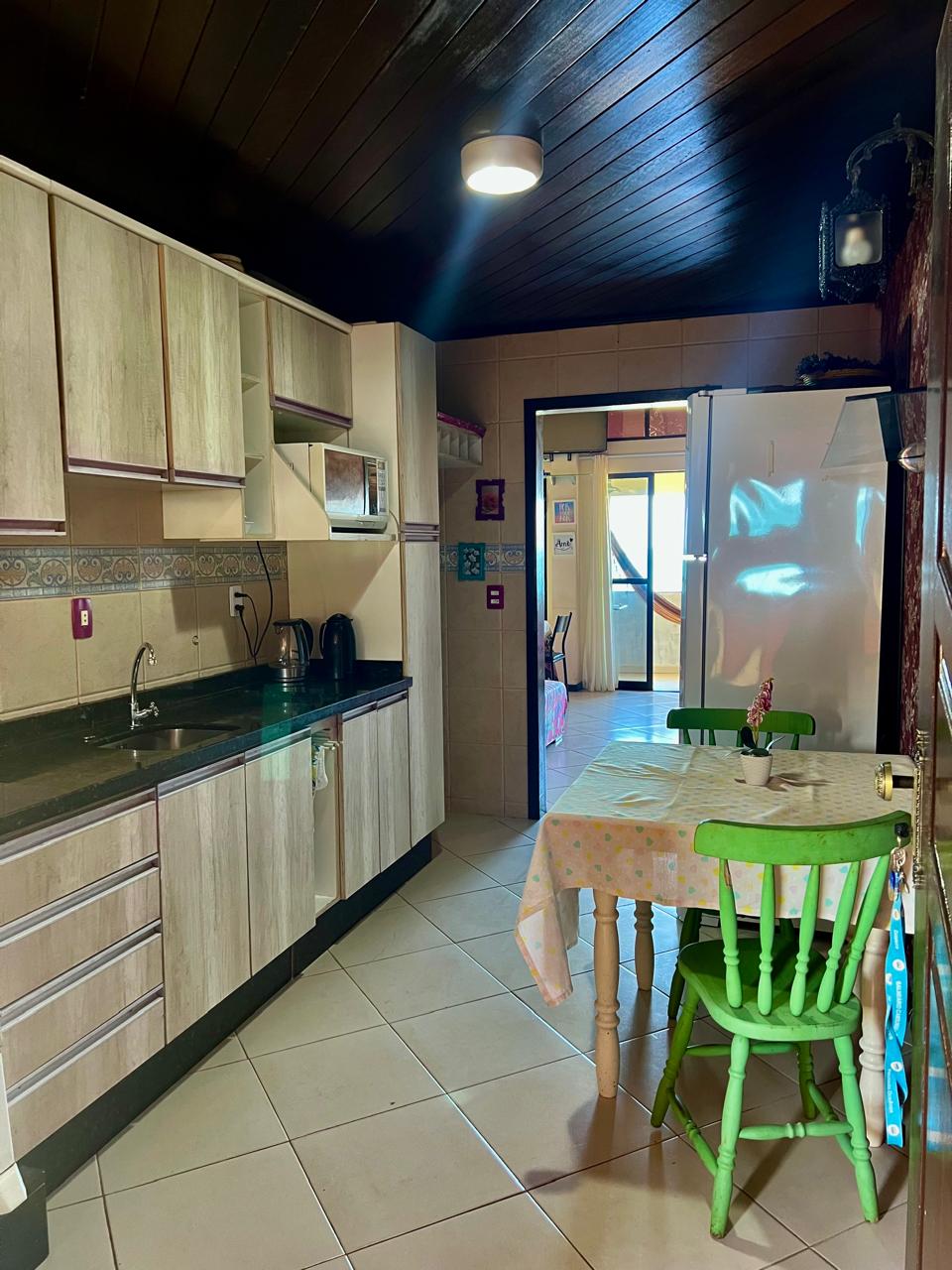 Outro ângulo da cozinha equipada