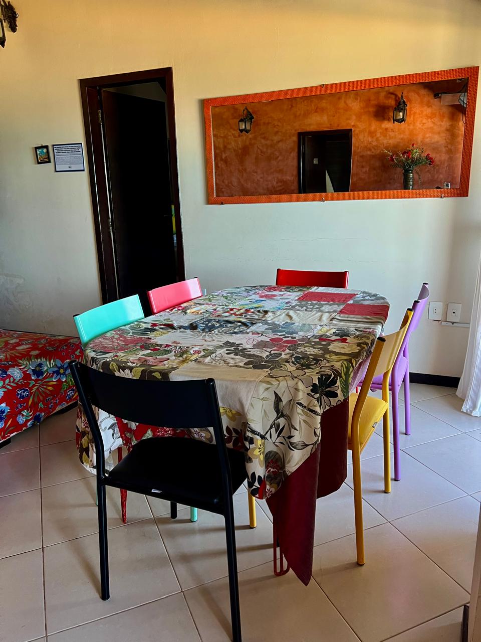 Sala com mesa de jantar colorida