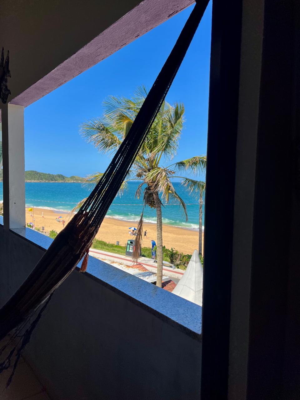 Varanda com rede e vista para a praia