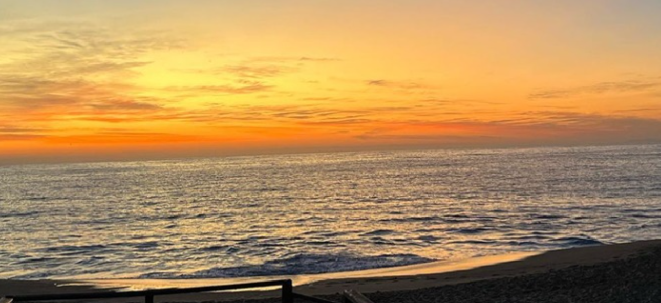 Nascer do sol no mar visto da praia